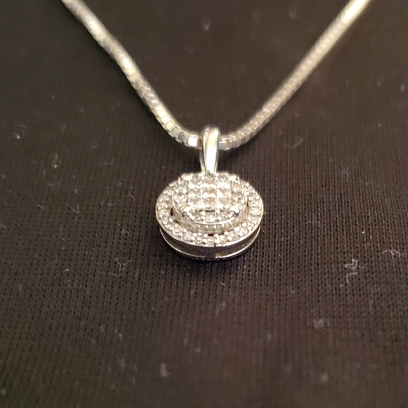 Michael Hill Pendant with 1/4 Carat Total Weight of Diamonds in 10kt White Gold - Picture 6 of 15